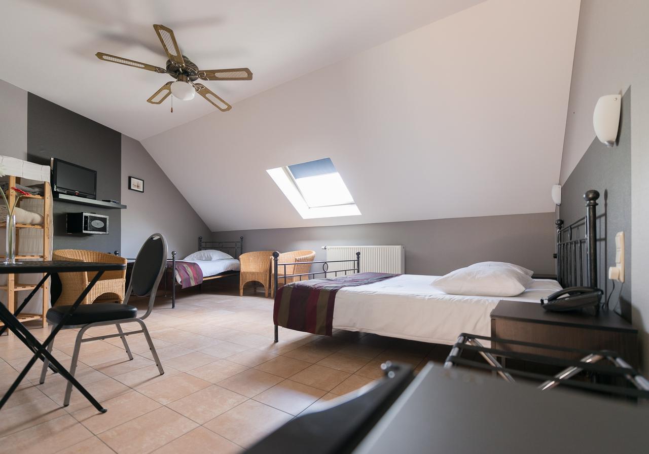 Auberge De La Lesse Celles  Esterno foto